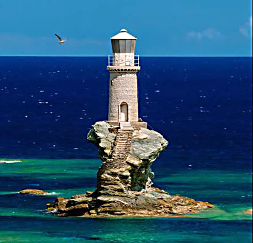 Farol de Tourlitis, Grécia - Construído em 1897, fica na costa de Chora, capital da ilha de Andros. O farol foi bombardeado na Segunda Guerra Mundial e, em 1994, foi restaurado.