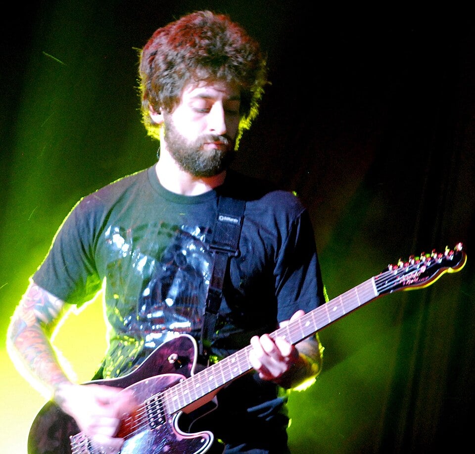 Joe Trohman: O guitarrista do Fall Out Boy se afastou da banda no início de 2023 para cuidar da saúde mental, retornando meses depois com mais equilíbrio e apoio dos colegas.