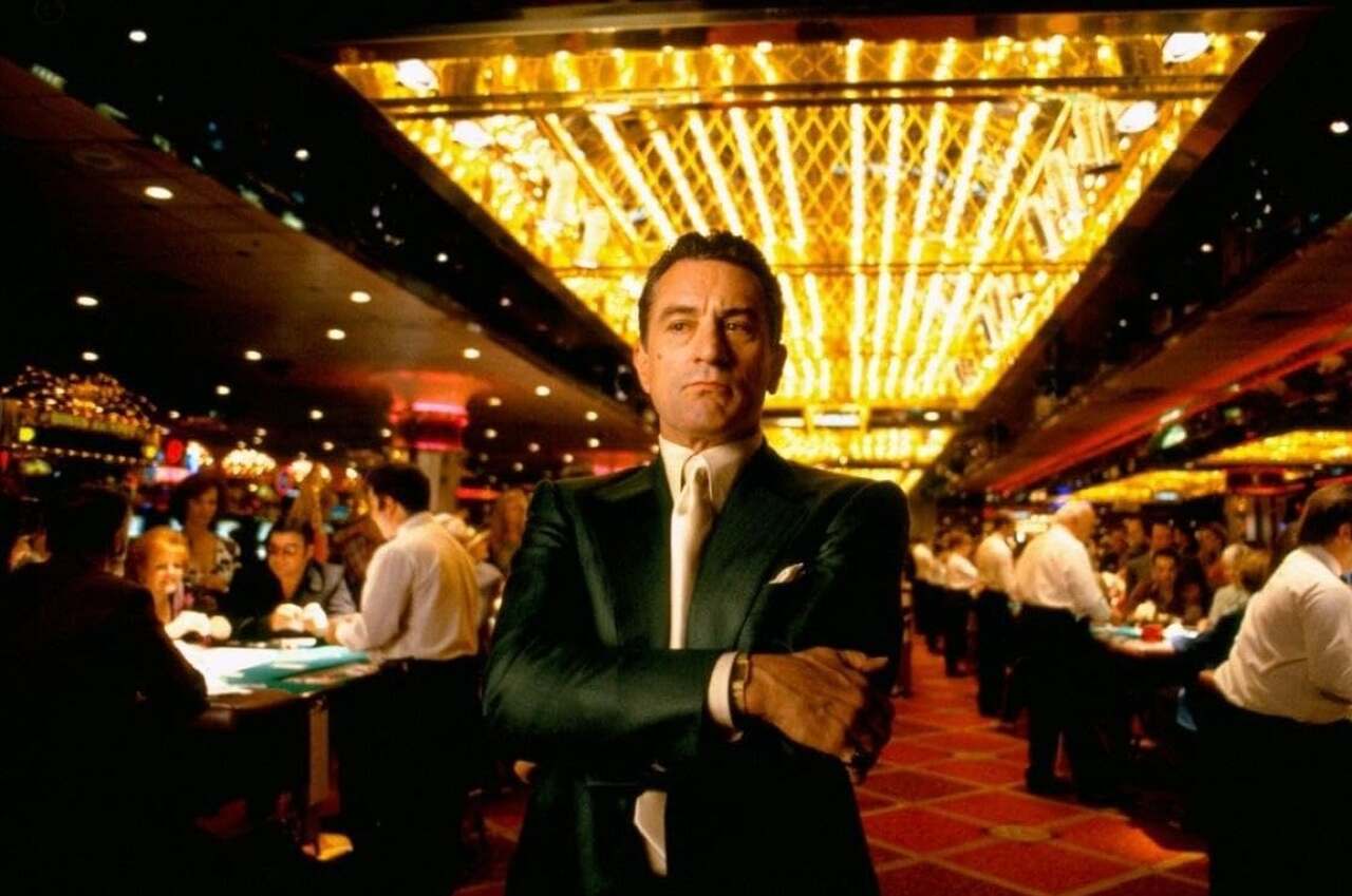 Em um das citações do jornal, uma fonte anônima próxima a Stone afirmou que a atriz acredita ter sido alvo de influentes figuras das indústria que teriam tentado amenizar a repercussão de sua performance ter superado a de De Niro durante a temporada de premiações de 1996.