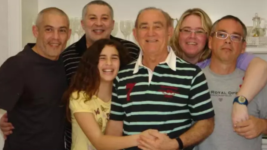 Além de Lívian, o humorista tem mais quatro filhos, todos frutos do casamento anterior de Renato Aragão com Marta Rangel: Paulo, Renato, Ricardo e Juliana. 
