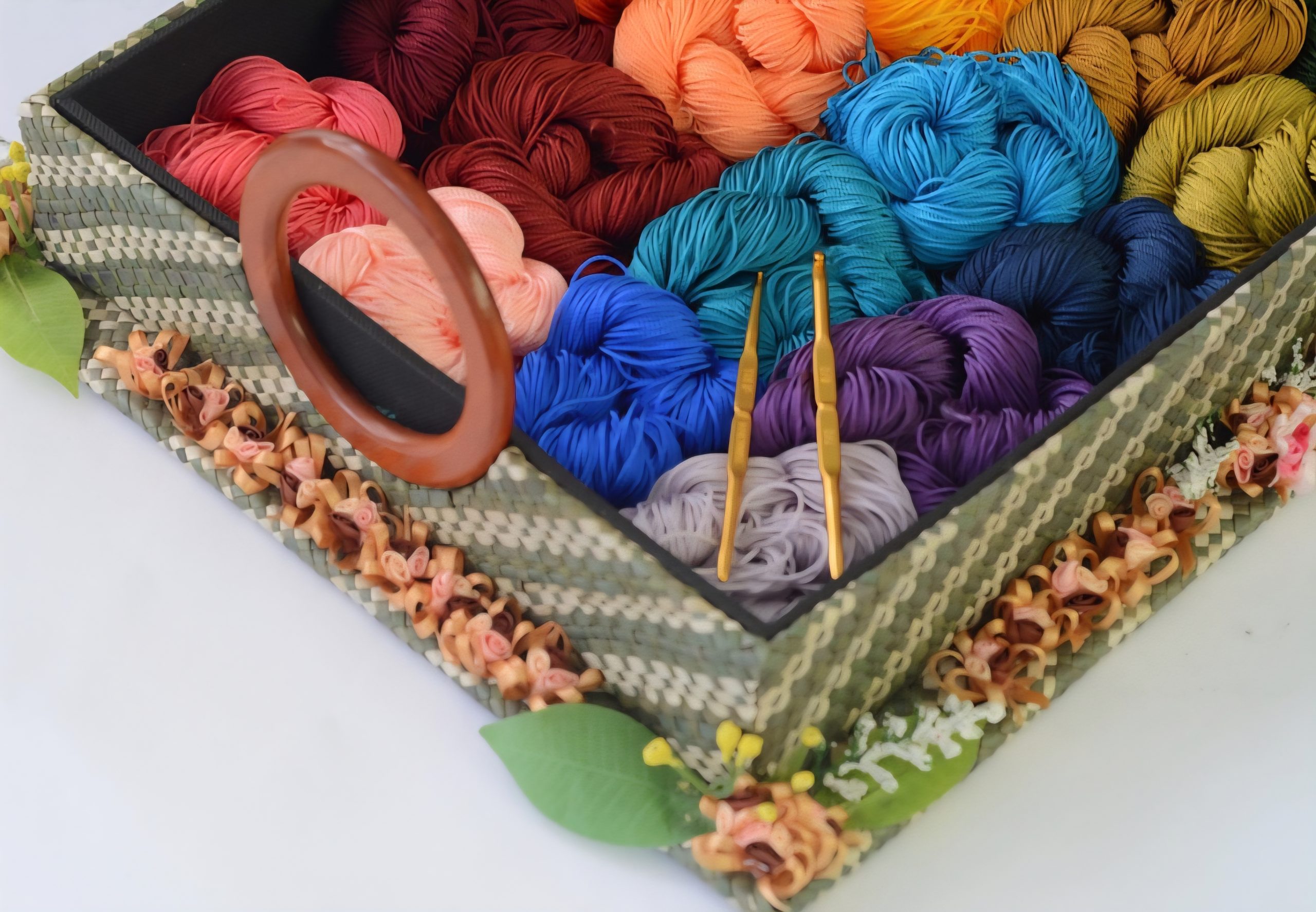 Na pré-história, desenhos do Paleolítico sugerem que técnicas semelhantes ao crochê eram usadas para criar redes de pesca e outras estruturas. 