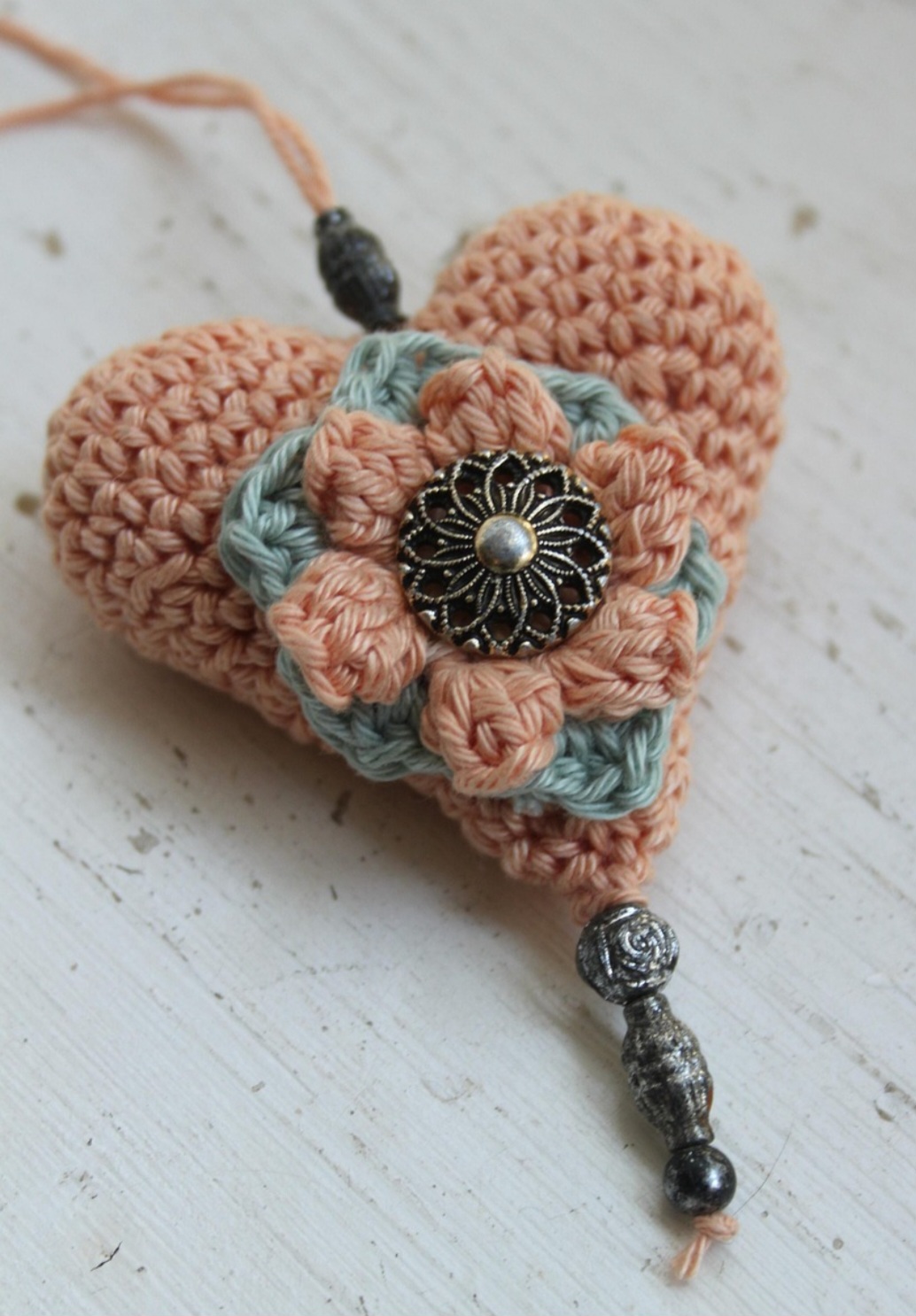 Uma das teorias mais aceitas aponta que o crochê evoluiu do bordado de tambor. Essa é uma técnica chinesa trazida para a Europa por volta do século XVII, onde o fio era trabalhado por baixo de um tecido esticado em um bastidor. 