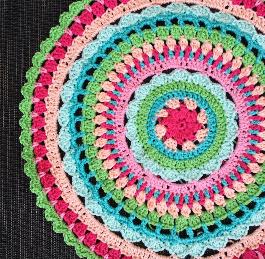 Atualmente, há uma infinidade de tipos de agulhas, feitas de aço, alumínio, bambu, acrílico e com cabo ergonômico.