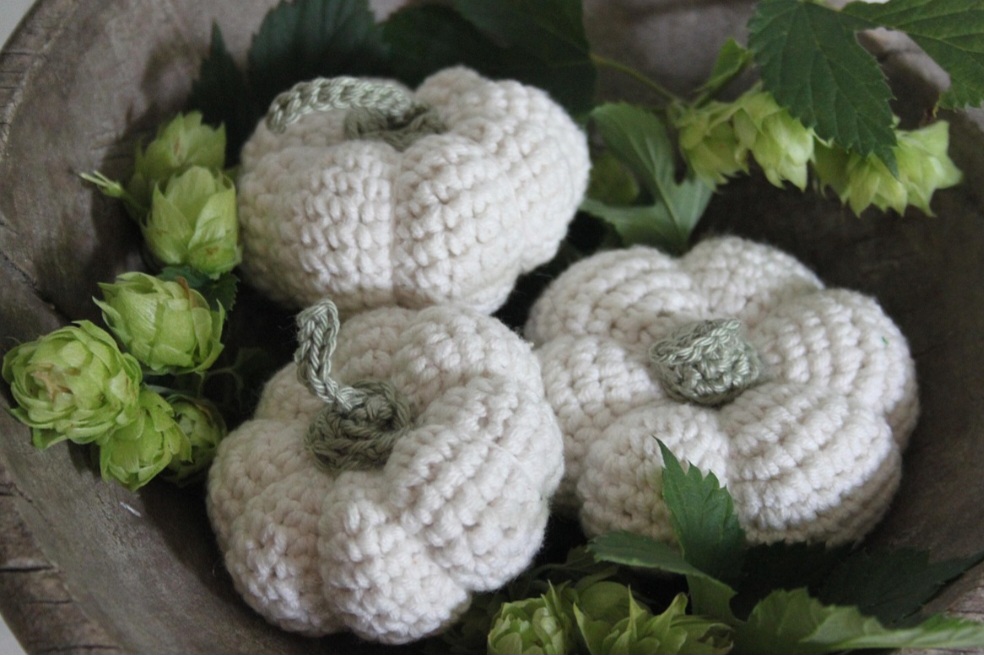 Seja em peças decorativas, roupas ou presentes especiais, o crochê é uma forma de arte que pode transformar fios em algo único, inspirado e cercado de significados. Todos os anos, em 12 de setembro é comemorada essa forma de arte, que atua com fonte de renda e ajuda na saúde.