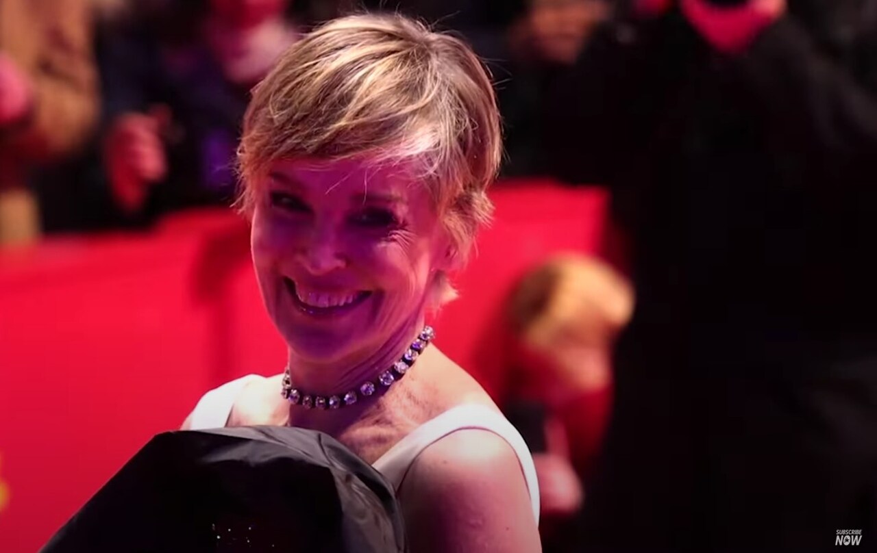 Desde a infância, Sharon demonstrava um QI excepcional de 154, sendo considerada superdotada e já cursando a segunda série aos cinco anos. No entanto, o bullying escolar levou ao desenvolvimento de um comportamento antissocial. Ela precisou recorrer a psiquiatras e ao uso de antidepressivos.


