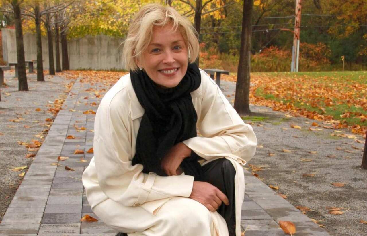 Em 2014, durante uma viagem pelo litoral brasileiro, Sharon Stone sofreu um AVC. Felizmente, não teve sequelas e recebeu alta após poucos dias de internação.