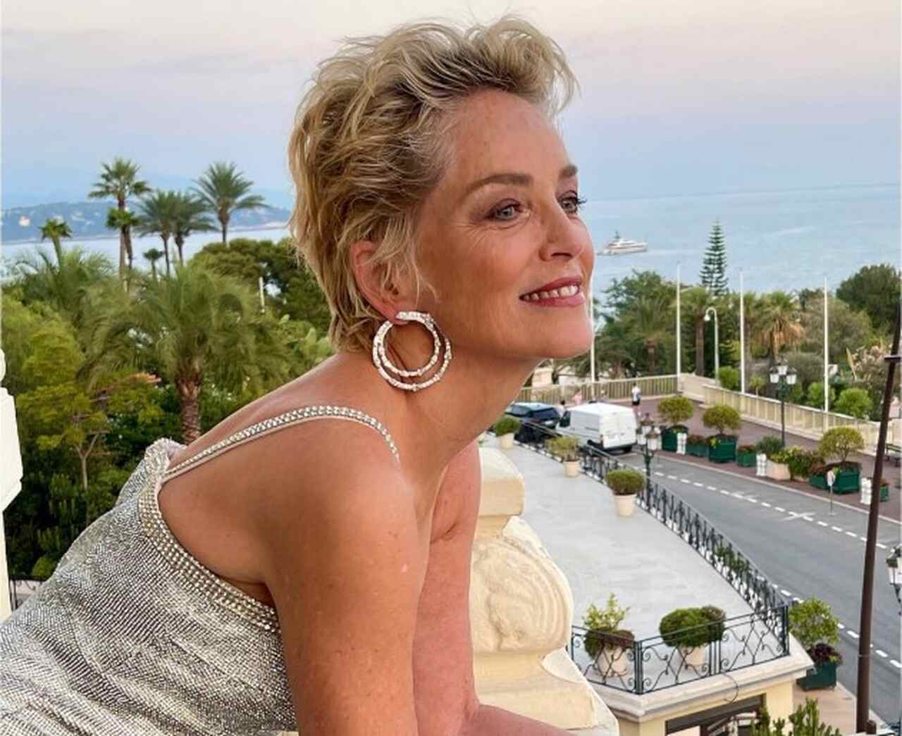  O rompimento da artéria cerebral deixou sequelas significativas, e Sharon Stone levou sete anos para se recuperar completamente. Nesse período, precisou reaprender a andar, falar e ler.