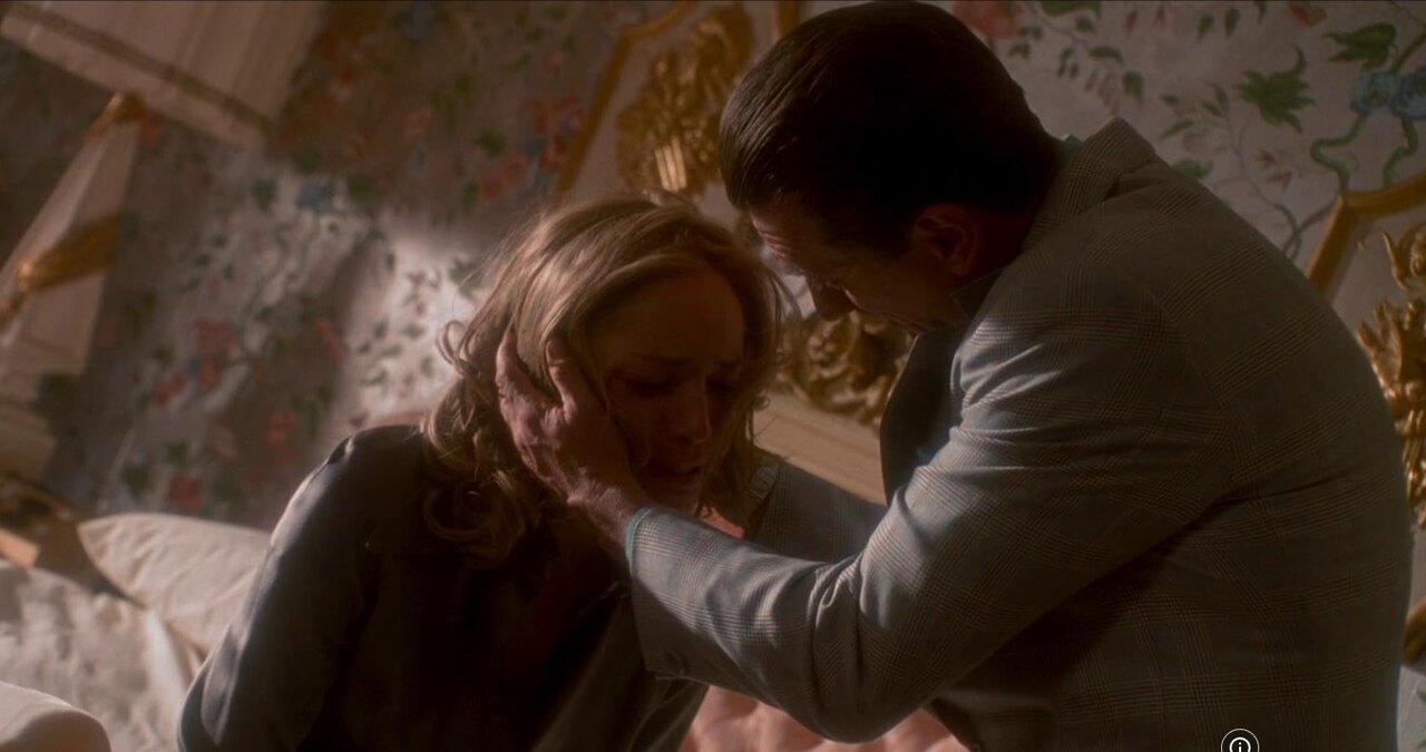 Robert De Niro interpretou Sam 'Ace' Rothstein, um diretor de cassino com um passado comprometedor. Já Stone deu vida à Ginger McKenna, uma mulher que manipula todos ao seu redor. 