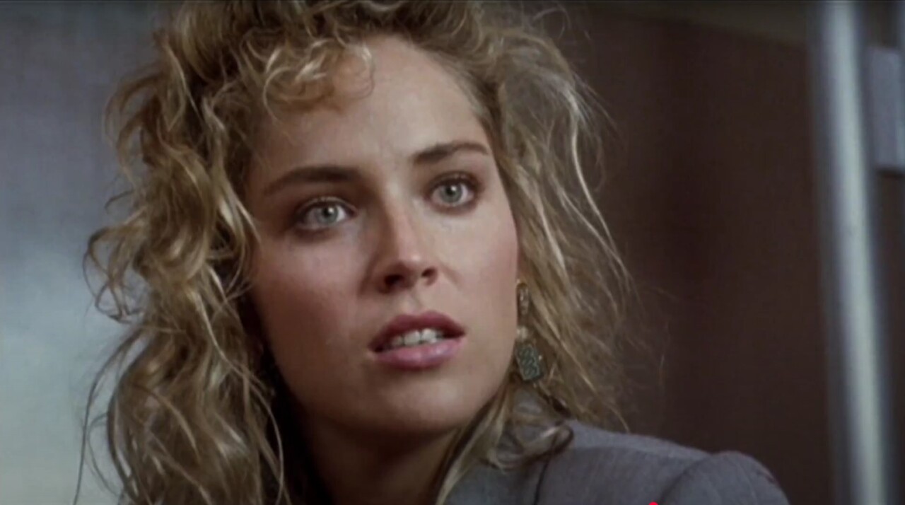 Sharon Stone integrou o elenco de O Vingador do Futuro (1990), interpretando Lori, esposa do personagem Doug Quaid, vivido por Arnold Schwarzenegger. Dirigido por Paul Verhoeven, o filme se tornou um clássico da ficção científica e ação, marcando um dos papéis mais icônicos da atriz.