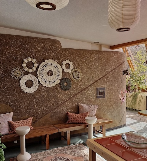 [...] Quase tudo que temos em nosso lar é usado ou comprado em lojas de segunda mão. Todas as obras de arte fizemos nós mesmos, e fomos construindo esta casa peça por peça, explicou ela.