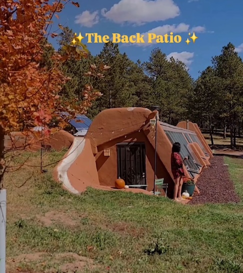 As estadias ajudam o casal a manter o imóvel e compartilhar seu estilo de vida sustentável.