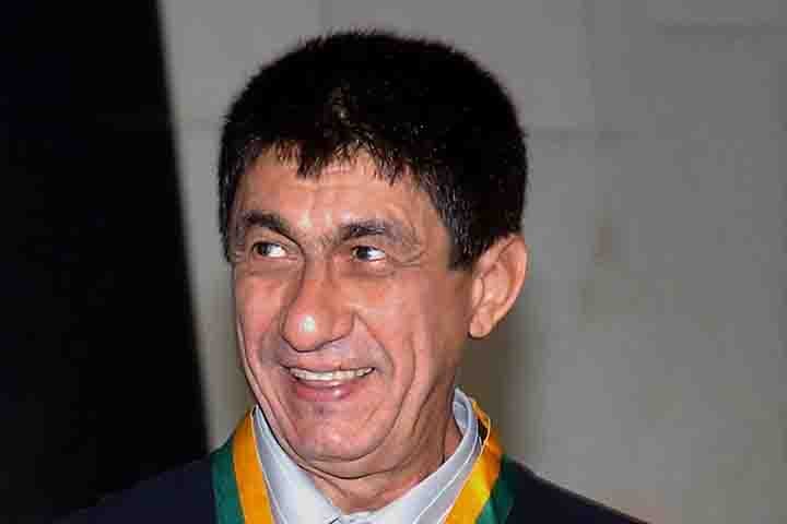 Após um hiato de 10 anos desde o último álbum solo de inéditas, intitulado de “Pássaro Urbano”, de 2014, o artista lançou recentemente “Além desse futuro”. Um disco que pretende focar em sentimentos, como o amor e a resiliência.