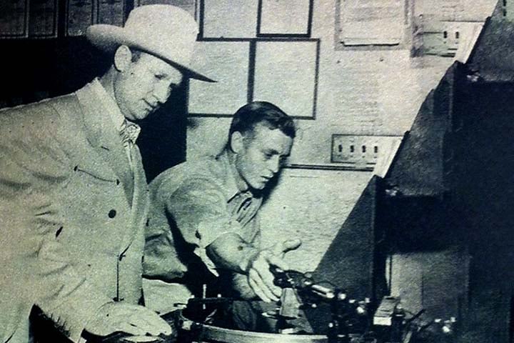 Orvon Grover “Gene” Autry nasceu no dia 29 de setembro de 1907, em Tioga, no estado do Texas, e se tornou um dos artistas mais influentes e multifacetados da cultura popular norte-americana do século 20. 
