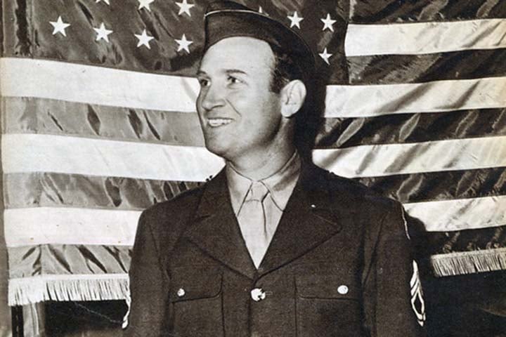 Durante a Segunda Guerra Mundial, Autry interrompeu sua carreira cinematográfica para servir no Exército do Ar dos Estados Unidos, onde atuou como piloto e instrutor de voo. 
