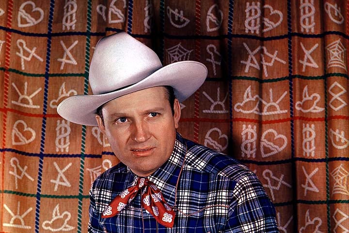 O sucesso radiofônico o levou naturalmente ao cinema, e foi nesse ambiente que sua imagem de herói do Oeste começou a se consolidar.
