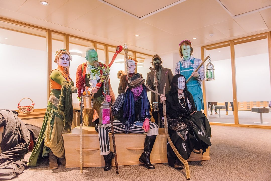  Os celtas acreditavam que adereços e fantasias ajudavam a enganar os espíritos, que não reconheciam os humanos e continuavam vagando pelo mundo sem incomodar.