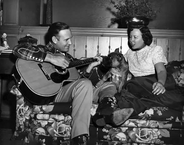 Foi ali que, entre as pausas do trabalho, ele costumava dedilhar o violão e cantar. Um dia, o renomado humorista Will Rogers ouviu sua voz e o incentivou a seguir carreira artística - um conselho que mudaria para sempre o destino do jovem texano.
