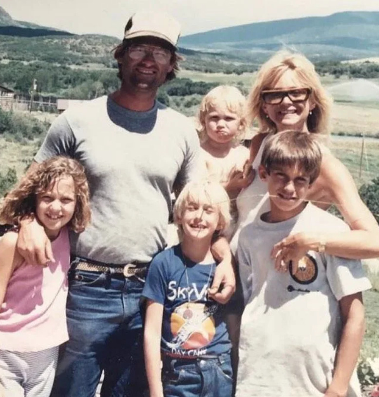 Eles têm quatro filhos: Boston Russell, de Kurt com Season Hubley, ex-esposa de Russel; Oliver e Kate Hudson, de Goldie com Bill Hudson; e Wyatt Russell, filho caçula do casal.