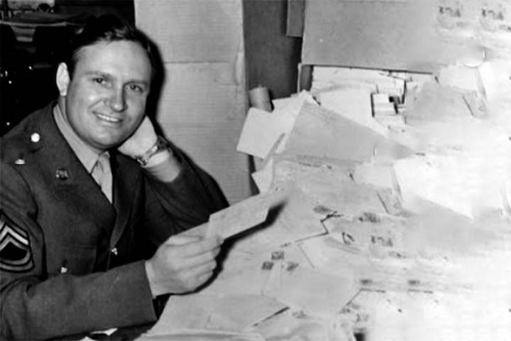 Antes de se tornar um astro, trabalhou como telegrafista, profissão que desempenhava em uma estação ferroviária no estado do Oklahoma, para onde sua família se mudou quando ele ainda era criança.
