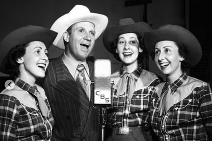 Na década de 1930, Gene Autry começou a se destacar no rádio, meio de comunicação em pleno auge e porta de entrada para muitos artistas da época. 
