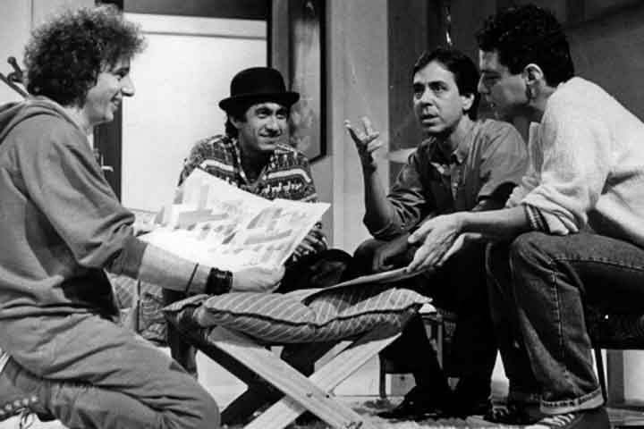 Chegou a se matricular no curso de arquitetura na Universidade de Brasília, mas abandonou a faculdade para se dedicar integralmente à música. 