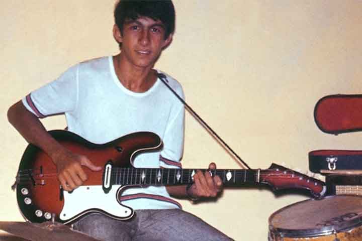 A carreira musical de Raimundo Fagner começou ainda criança, aos seis anos, quando ganhou um concurso infantil na rádio local ao cantar uma música para o Dia das Mães.