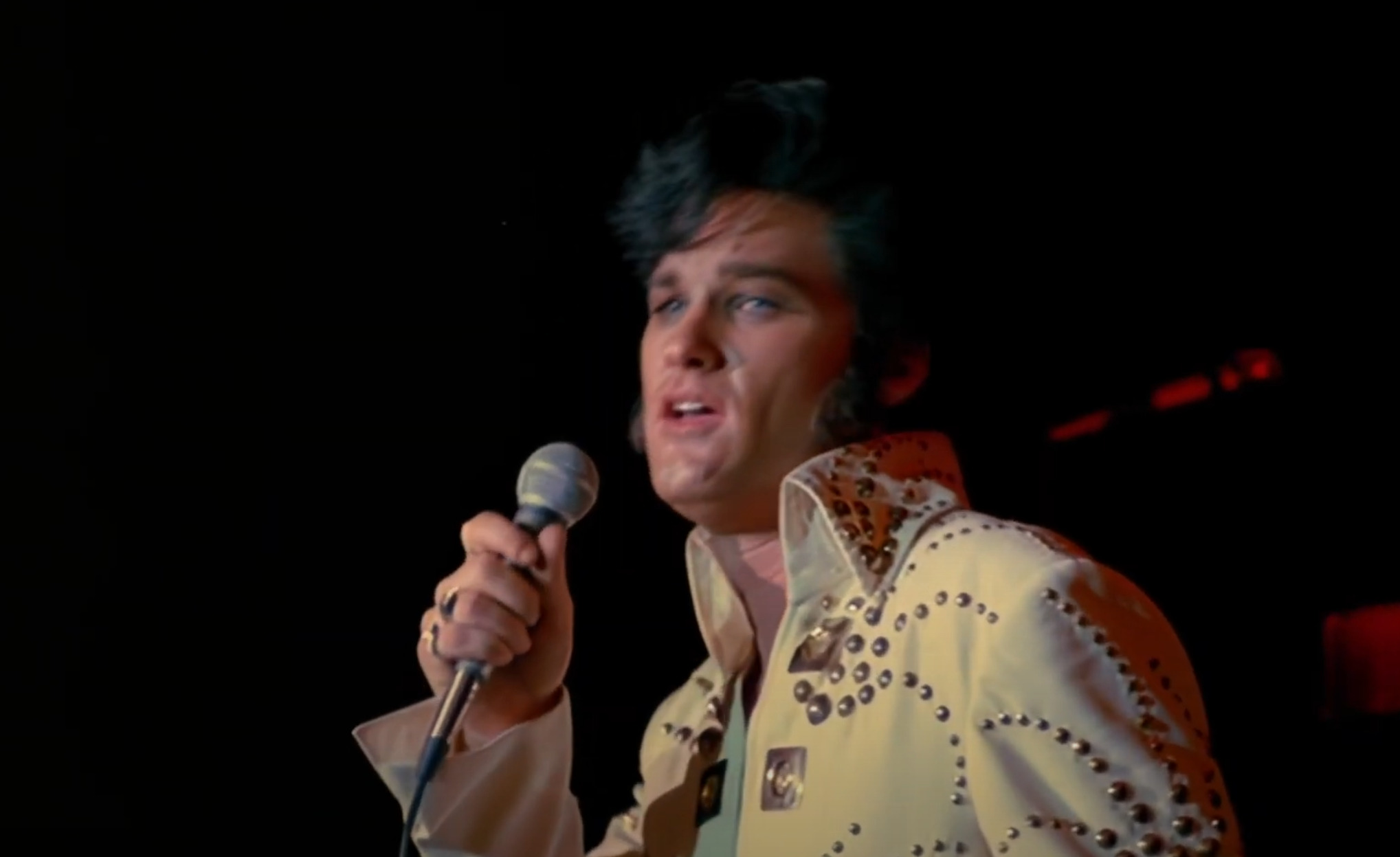 Posteriormente, Russell passou a buscar papéis mais maduros e complexos, e consolidou essa transição com sua atuação no telefilme Elvis em 1979, no qual interpretou o icônico cantor.
