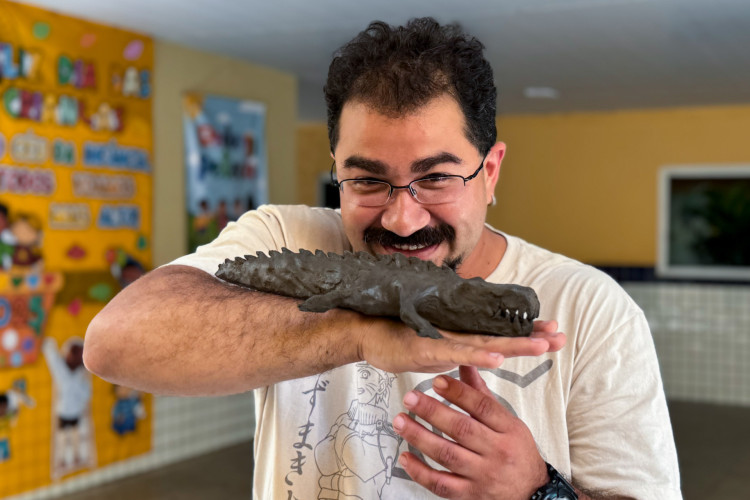 CASCAVEL, CEARÁ, BRASIL,13-10-2025:  Dia do Professor na EMTI VEREADOR AUGUSTO DANTAS DE SOUSA com a aula de argila e modelagem do Professor Francisco Gabriel. (Foto: Samuel Setubal/ O Povo)
