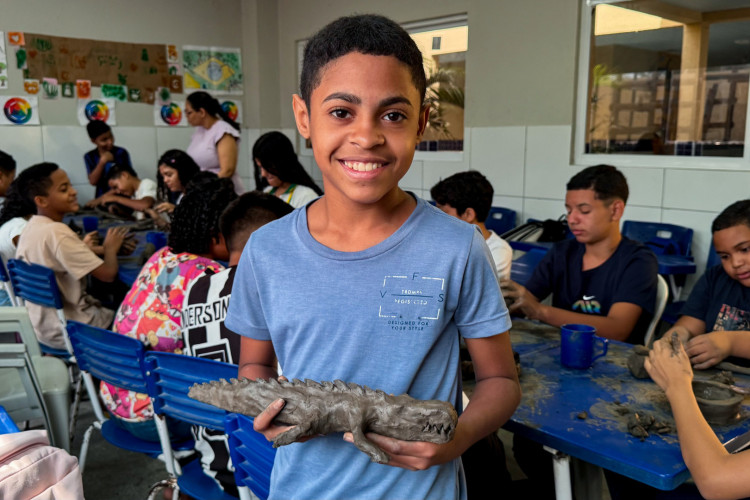 CASCAVEL, CEARÁ, BRASIL,13-10-2025: Murilo em Dia do Professor na EMTI VEREADOR AUGUSTO DANTAS DE SOUSA com a aula de argila e modelagem do Professor Francisco Gabriel. (Foto: Samuel Setubal/ O Povo)