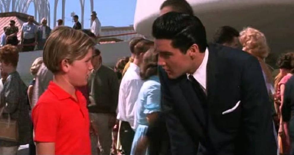 Um fato curioso é que Kurt Russell fez sua estreia no cinema ao lado do cantor e ator Elvis Presley, no filme Loiras, Morenas e Ruivas.
