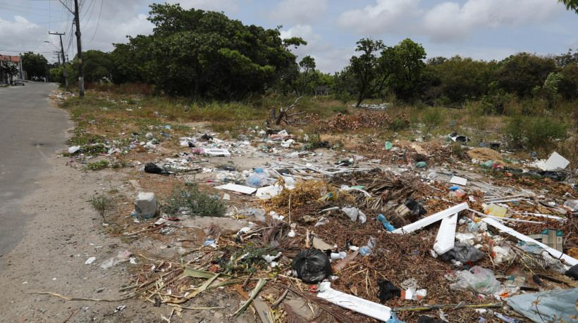 Terreno abandonado na Avenida Edilson Brasil Soares, bairro Edson Queiroz