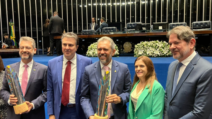 Elmano recebe comenda no Senado e destaca legado do PAIC na alfabetização infantil