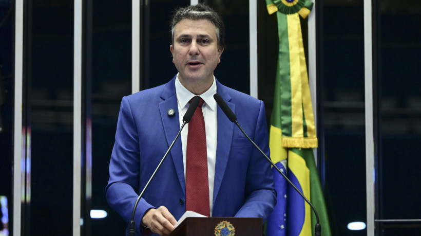 Ministro da Educação Camilo Santana (PT) evitou comentar sobre os votos dos deputados federais Júnior Mano (PSB) e Moses Rodrigues (União) favoráveis à retirada de pauta da MP 1303/2025 na Câmara dos Deputados