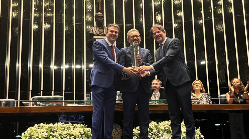 Camilo, Elmano e Cid Gomes na entrega da Comenda pela Alfabetização das Crianças na Idade Certa