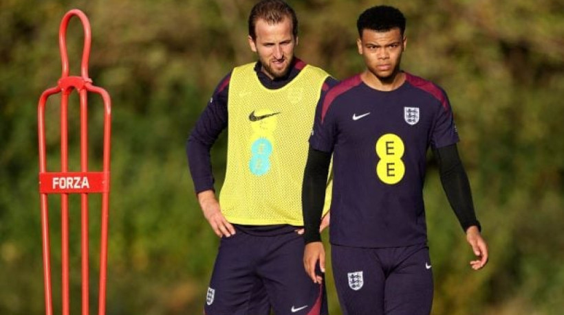 Seleções se enfrentam em jogo decisivo válido pela 7ª rodada do Grupo K das Eliminatórias Europeias para a Copa do Mundo 2026