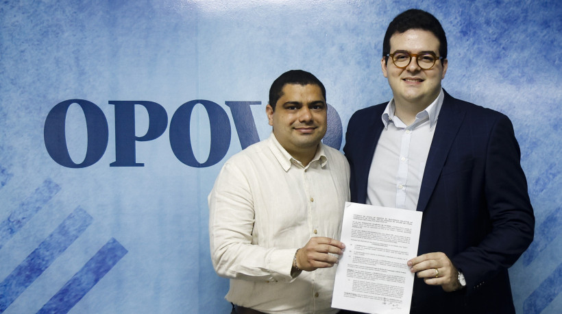 Mauro Carm&eacute;lio Neto, vice-presidente da FCF, e Andr&eacute; Filipe Dummar, diretor de Estrat&eacute;gia Digital do Grupo de Comunica&ccedil;&atilde;o O POVO, assinam contrato de transmiss&atilde;o do Campeonato Cearense Feminino