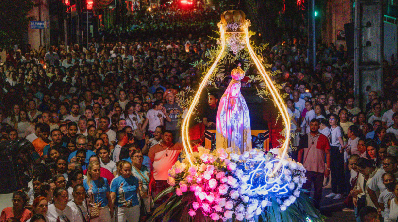 Procissão de Nossa Senhora de Fátima aconteceu na noite desta segunda-feira, 13, em Fortaleza