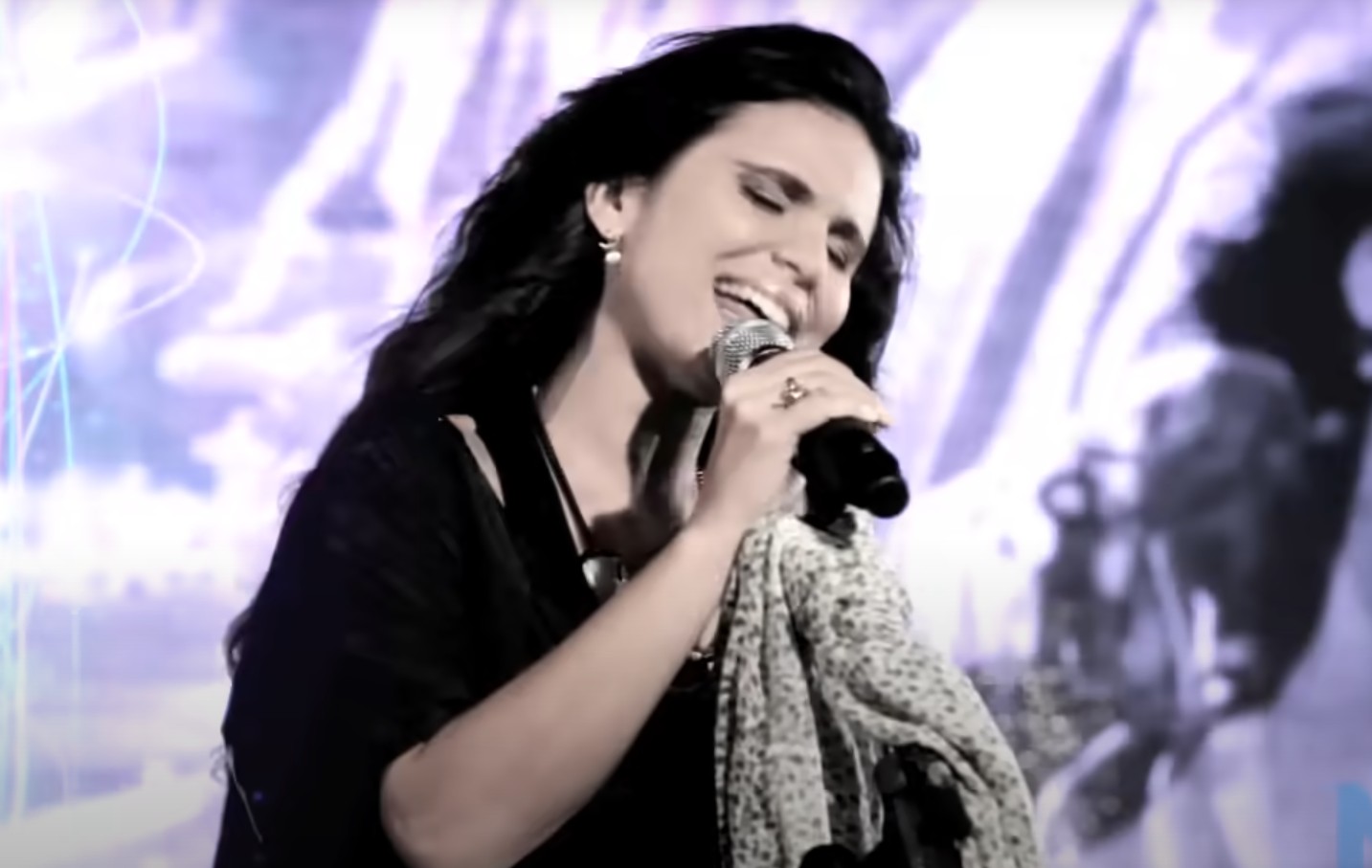 Aline Barros , que nasceu em 1976, na cidade do Rio de Janeiro, ganhou projeção com canções como “Consagração”, “Ressuscita-me”, “Sonda-me, Usa-me” e “Rendido Estou”.
