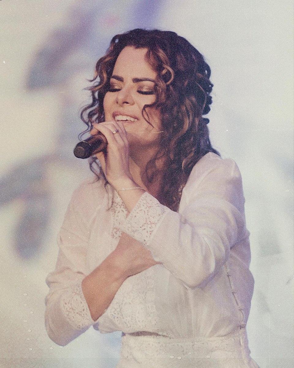 Ana Paula Valadão - reconhecida como uma das principais líderes da música gospel no país. Fundadora e líder do grupo Diante do Trono, ela já vendeu mais de 15 milhões de álbuns mundialmente, com sucessos como “Preciso de Ti”, “Manancial”, “Águas Purificadoras”, “Nos Braços do Pai” e “Te Agradeço”.