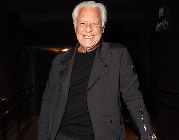 Ele disse: Ainda me surpreende a dificuldade que algumas pessoas têm de entender que o nosso espetáculo começa rigorosamente no horário marcado e que não é permitida a entrada com a sessão já em andamento. Todos sabemos o tamanho do incômodo gerado por uma pessoa atrasada procurando seu lugar, passando na frente daqueles que já estão assistindo ao espetáculo
