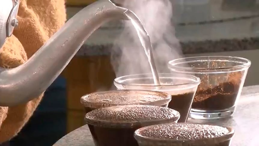 Primeiras cafeterias - Você já parou para pensar como surgiram os primeiros estabelecimentos que vendiam café no mundo? A resposta é Oriente Médio. Foi lá que surgiram as primeiras cafeterias, que eram ambientes muito populares e que se tornaram um espaço para interação social.