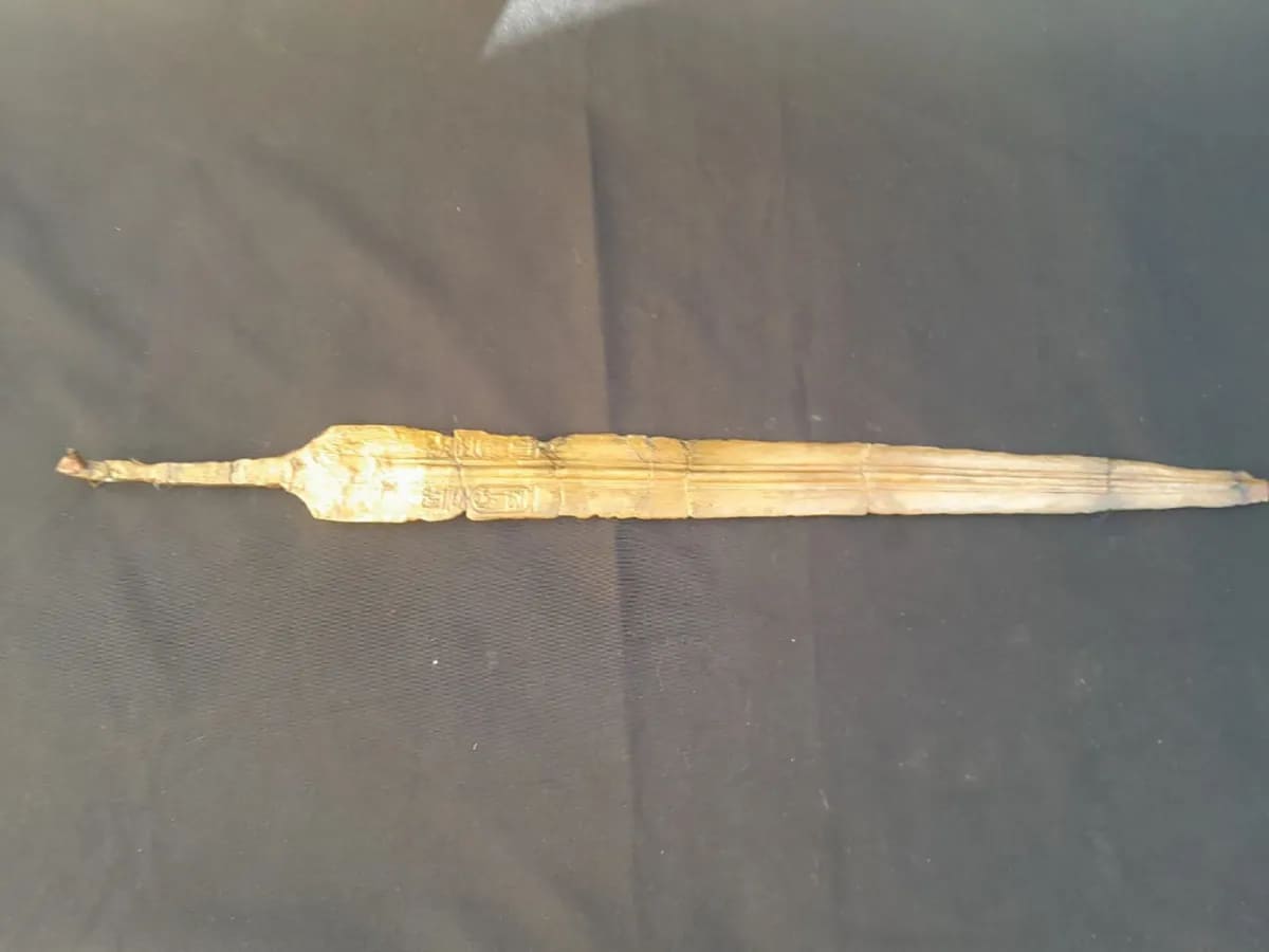 Arqueólogos egípcios encontraram ruínas de uma instalação militar de 3,2 milhões de anos. Ali havia objetos de grande valor histórico, especialmente uma espada de bronze com hieróglifos (caracteres da escrita do Egito Antigo) que remetem ao nome do faraó Ramsés II. 
