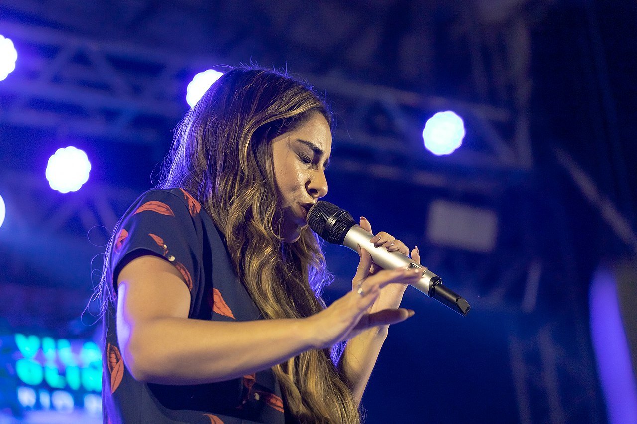 Ela é atualmente a cantora gospel mais ouvida do Brasil e figura entre as dez artistas femininas solo mais ouvidas do país no Spotify, ocupando a oitava posição, com mais de 245 milhões de streams registrados no período.
