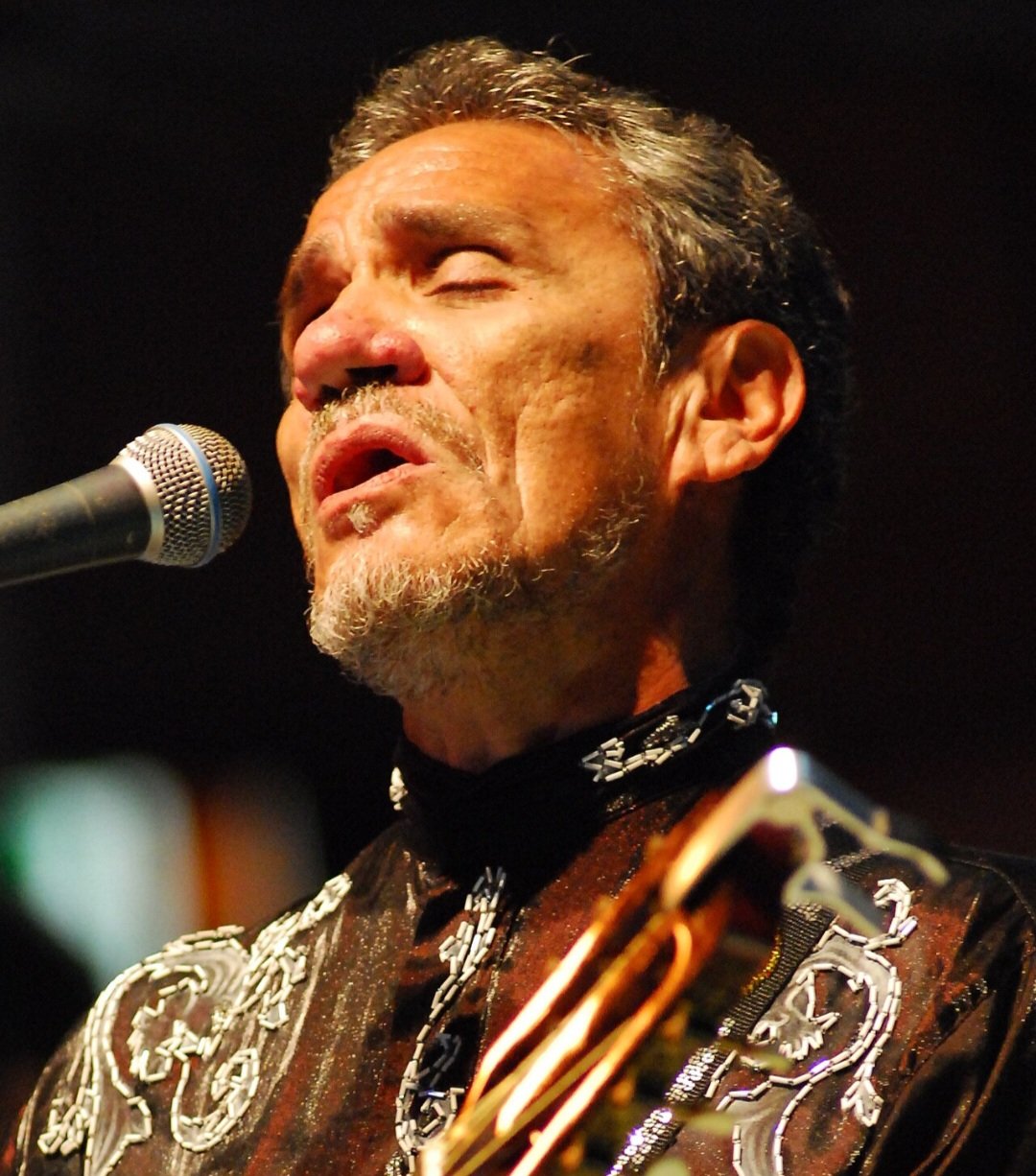 Na juventude, Zé Ramalho teve contato com duas vertentes musicais que moldariam sua identidade. De um lado, a tradição nordestina - com repentistas, cantadores e o baião de Luiz Gonzaga - de outro, a explosão do rock internacional, sobretudo Beatles, Bob Dylan e Pink Floyd. 
