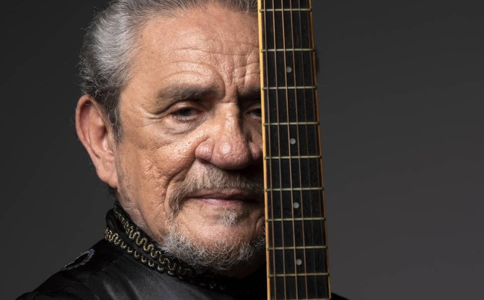 Enquanto outros artistas buscavam se alinhar a um único estilo, Zé ousou cruzar fronteiras, criando um som que dialogava tanto com o psicodelismo dos anos 1970 quanto com as raízes da cultura popular do Nordeste.
