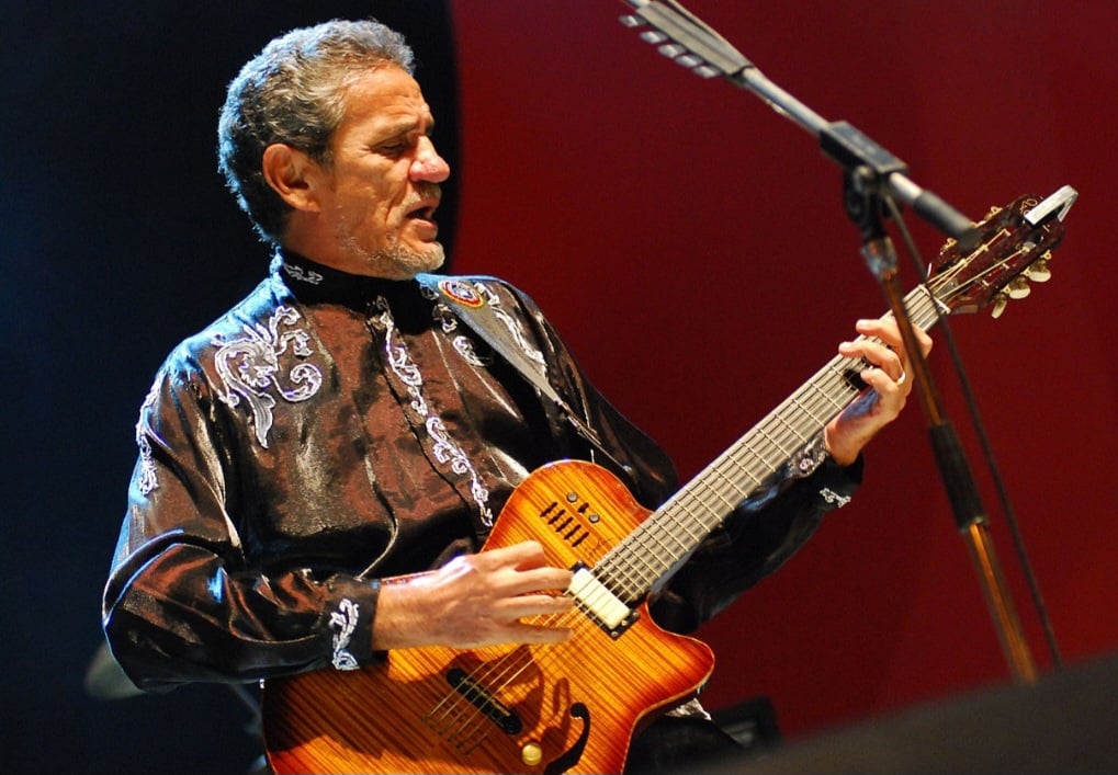 Zé também se dedicou a homenagear artistas fundamentais em sua formação. Ele gravou discos reinterpretando canções de Bob Dylan, Beatles, Luiz Gonzaga, Jackson do Pandeiro e até Chico Buarque, sempre imprimindo sua marca pessoal.
