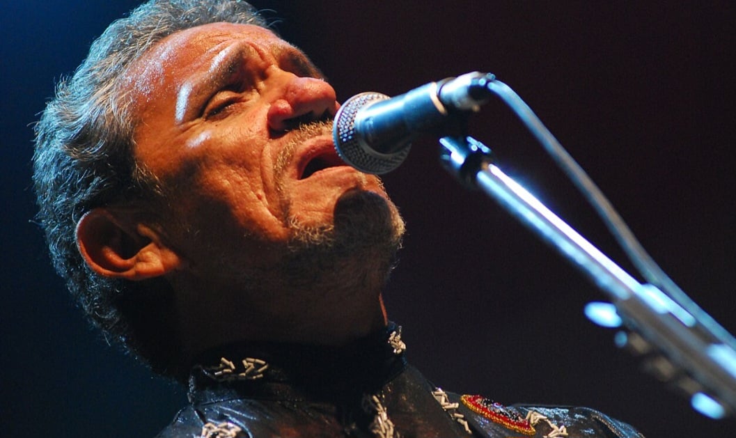 Pouco depois, fundou seu próprio selo, a Avôhai Music, que lhe deu mais liberdade artística e o permitiu lançar trabalhos independentes, como o álbum “Sinais dos Tempos”, de 2012. 
