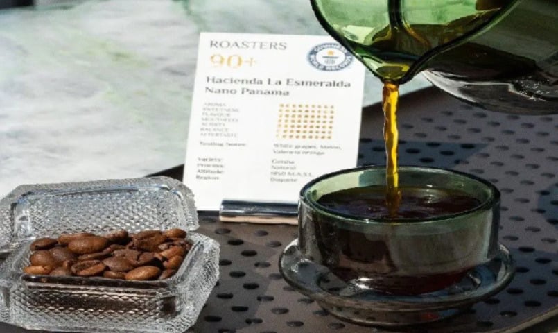 O feito foi registrado no Guinness World Records como a xícara de café mais cara do planeta. Preparado com grãos raros e premiados da variedade Geisha e cultivado na Hacienda La Esmeralda, no Panamá, o café é filtrado manualmente em coador V60. Notas florais e frutadas, somadas à raridade do grão, justificam o valor.


