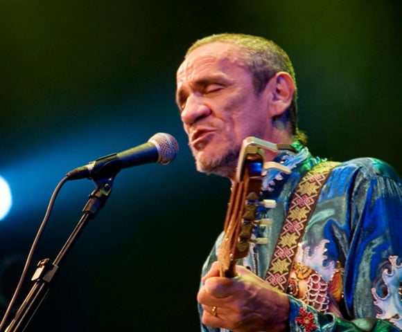 Essa origem no sertão profundo está presente em praticamente toda sua obra, seja de maneira explícita, em canções que falam da seca, da religiosidade e das lutas do povo nordestino, seja em forma mais simbólica, como nas imagens de “Avôhai”, uma das músicas mais icônicas de sua carreira.
