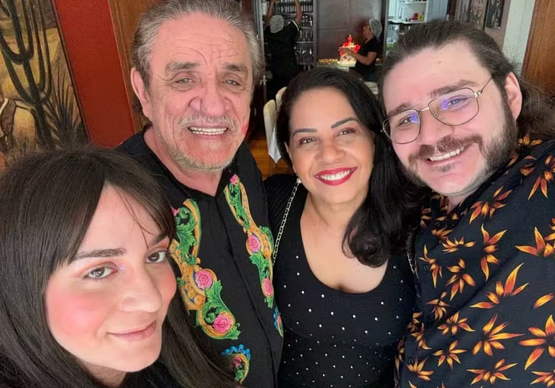 Zé Ramalho é casado desde 1984 com Roberta Ramalho, união que gerou dois filhos, Linda e José. Ele tem outros quatro filhos, sendo que João Ramalho e Maria Maria são fruto do casamento com a cantora Amelinha, entre 1978 e 1983. 
